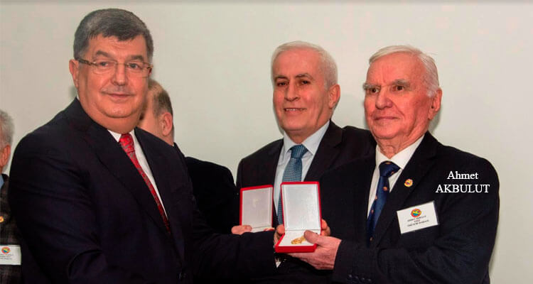 Ahmet Akbulut'a Üstün Hizmet Madalyası