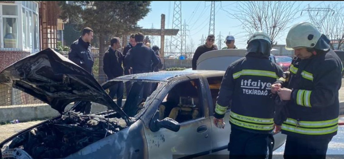 Çorlu'da Seyir Halindeki Araç Cayır Cayır Yandı