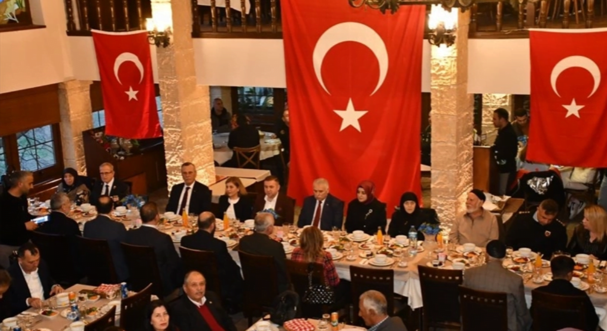 Vali Yıldırım Şehir Aileleri ve Gazilerle İftar Yaptı