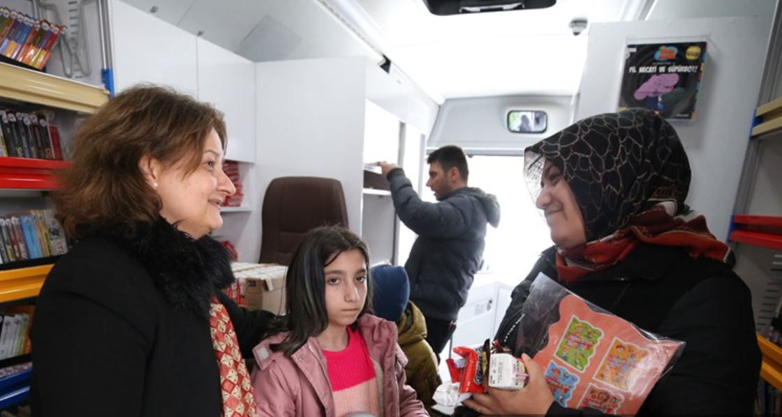 Depremzede Çocuklara Kitap ve Oyuncak Hediye Edildi