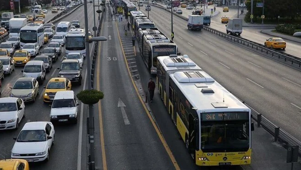 Metrobüs Arızalanınca Trafik Kilitlendi