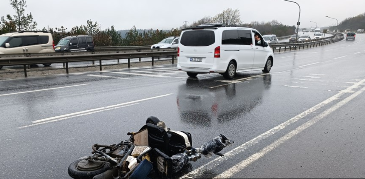 Servis Minibüsüyle Motosiklet Çarpıştı, Sürücü Hayatını Kaybetti