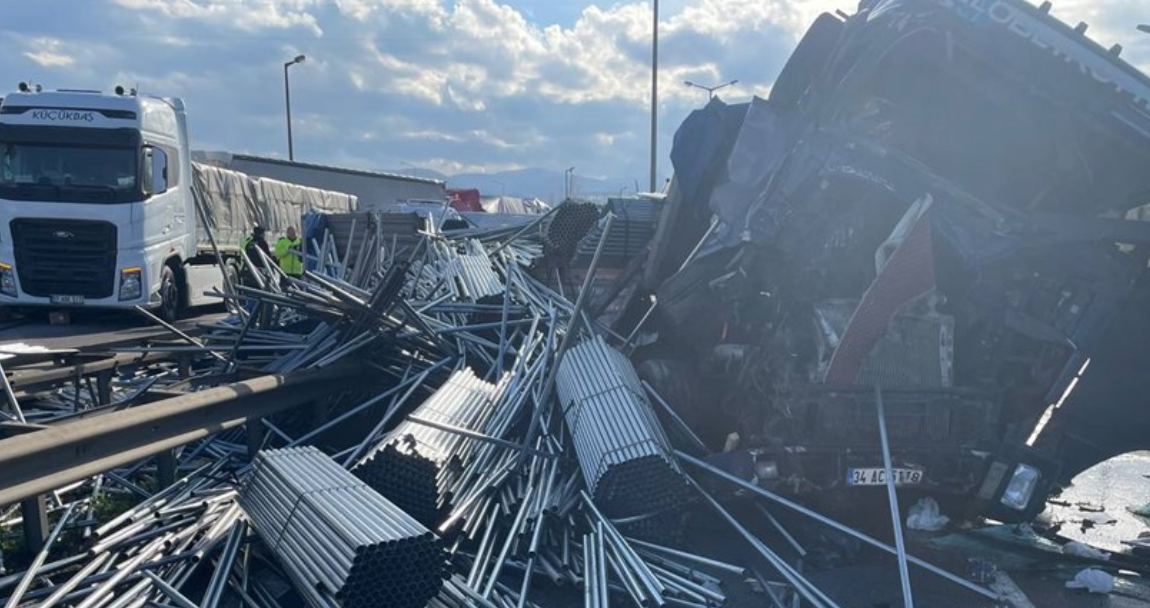 Zincirleme Trafik Kazasında Biri Bebek 5 Yaralı