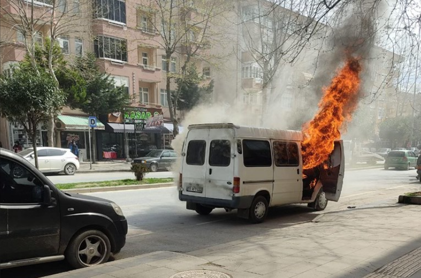 Park Halinde Dura Minibüste Yangın!