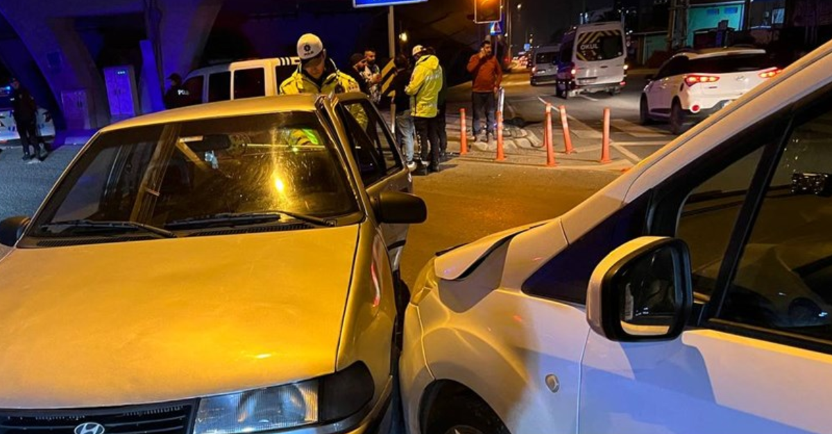 Hafif Ticari Araç ve Otomobil Çarpıştı: 3 Yaralı