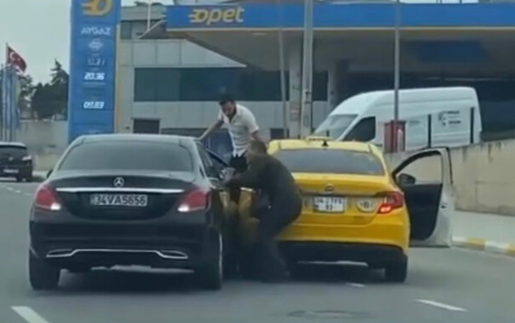 Sürücü, Trafikte Tartıştığı Taksicinin Üzerine Aracını Sürdü