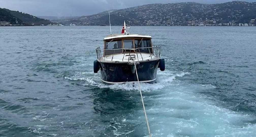 Ekipler Sürüklenen Tekneyi Kurtardı