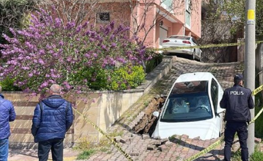 Edirne'de Yol Çöktü, Araç Çukura Düştü