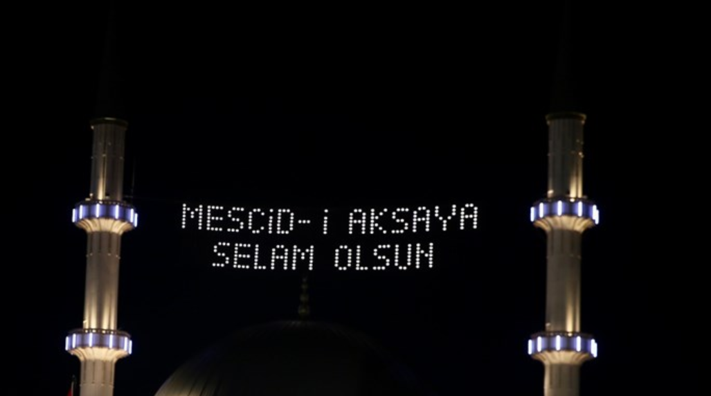 Taksim Camisi'nde Anlamlı Mahya