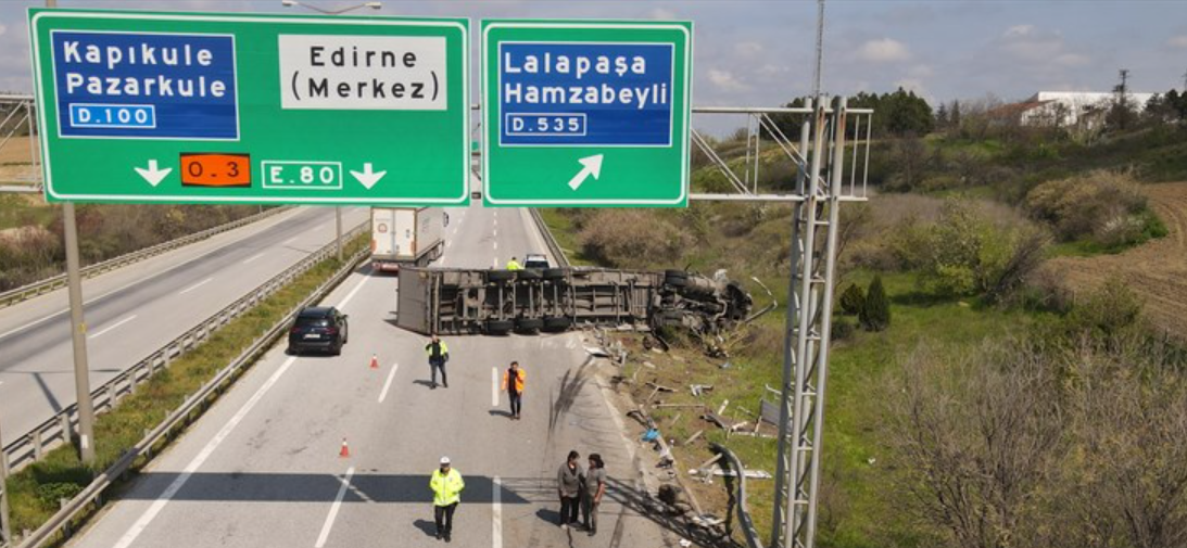 Edirne'de Beyaz Eşya Yüklü Tır Devrildi