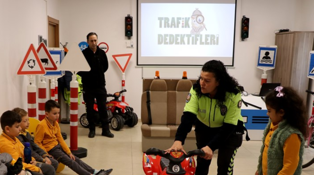 Edirne'nin Trafik Ablası Öğrencilere Kuralları Öğretiyor