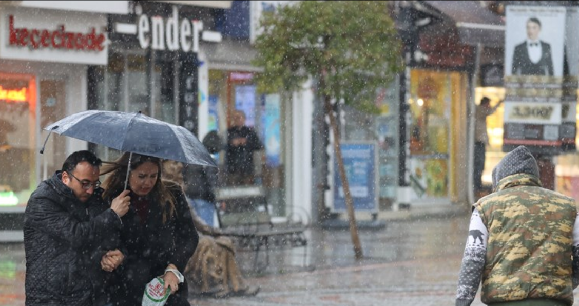 Edirne'de Şiddetli Sağanak ve Dolu Yağışı Etkili Oldu