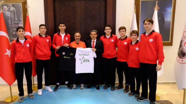 Gençlik Spor Yıldız Erkek Voleybol Takımı'ndan Vali Ekici'ye Ziyaret