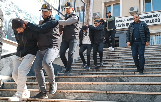 Kendilerini Banka Görevlisi Olarak Tanıtıp 2 Milyon Dolandırdılar