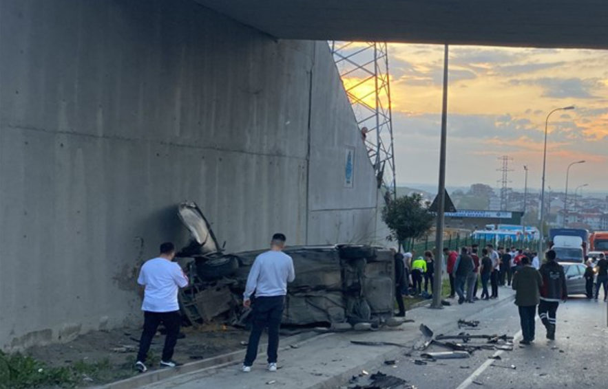 Karşı Şeride Geçip 2 Araca Çarpan Sürücü Yaralandı