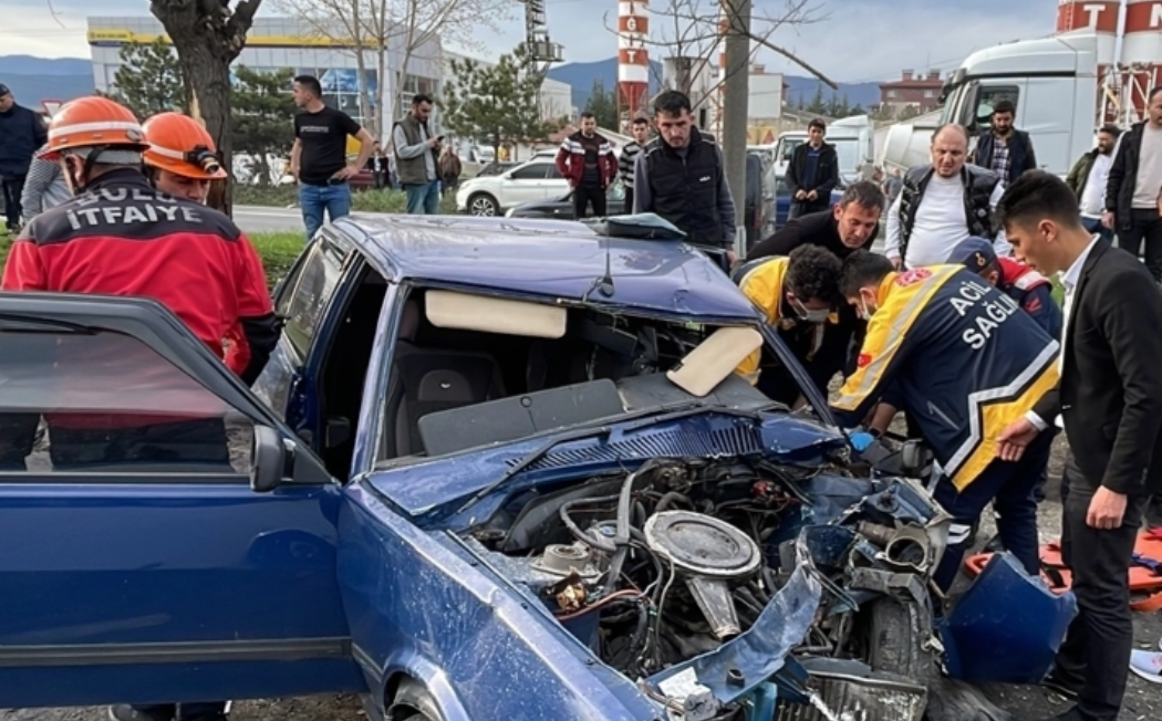 İki Otomobil Çarpıştı: 1'i Ağır 2 Kişi Yaralandı