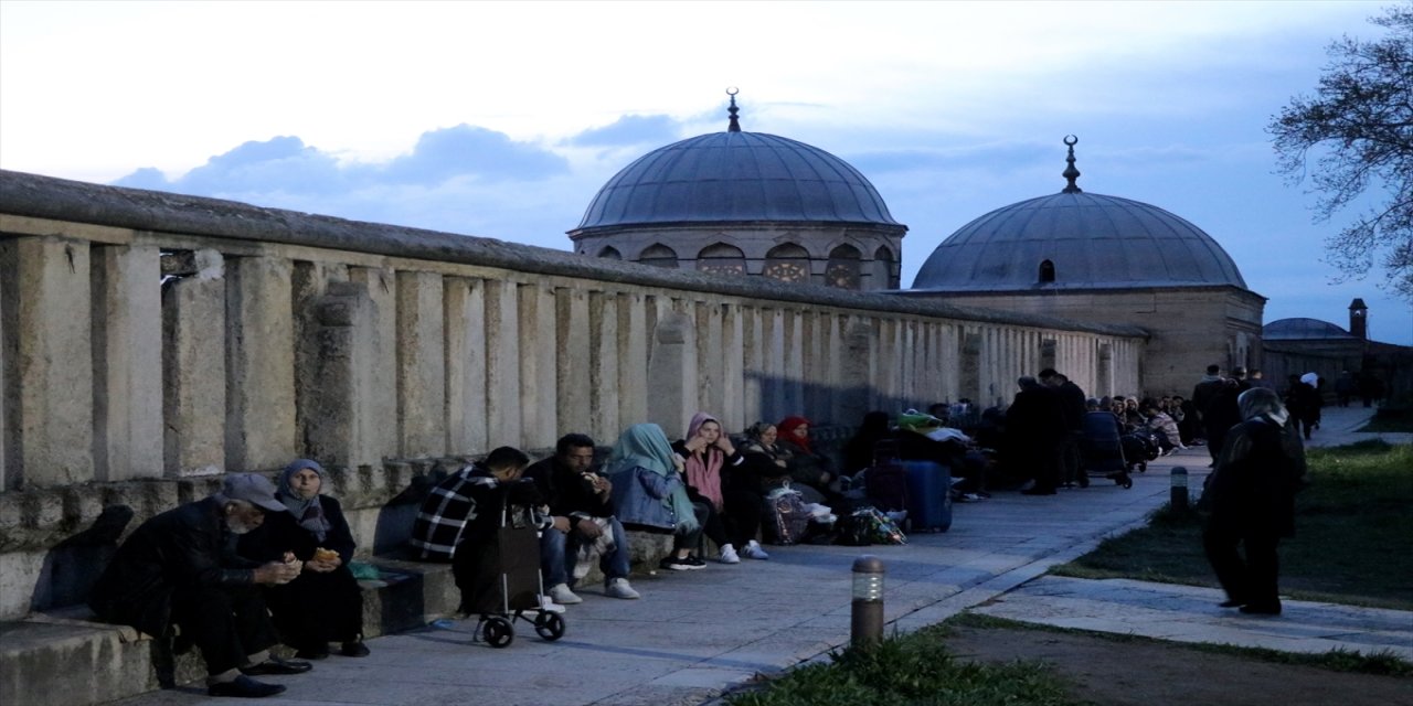 Batı Trakyalılar Selimiye Camisi Bahçesinde Oruçlarını Açtı