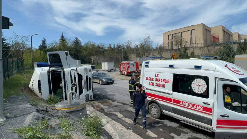 Akü Yüklü Tır Devrildi: Sürücü Yaralandı