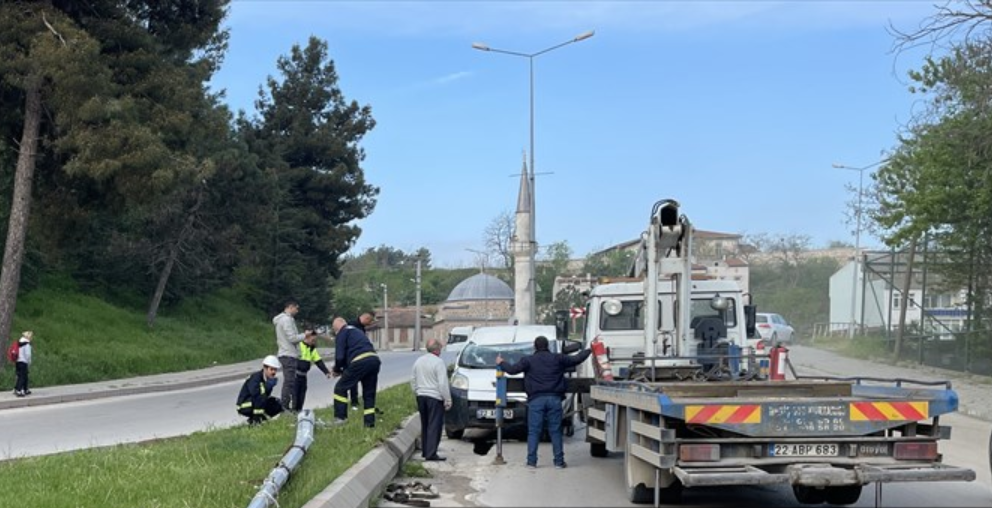 Edirne'de Araç Aydınlatma Direğine Çarptı: 2 Yaralı