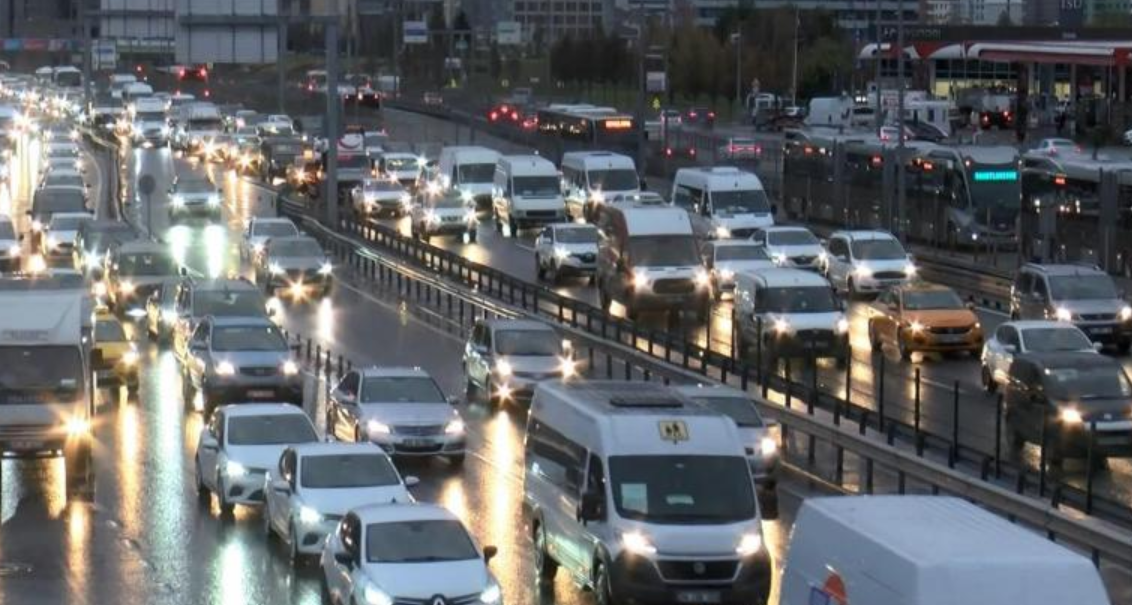 İstanbul'u Sağanak Vurdu: Trafikte Zor Anlar Yaşandı