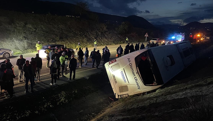 Korkutan Kazada Yolcu Otobüsü Su Kanalına Devrildi