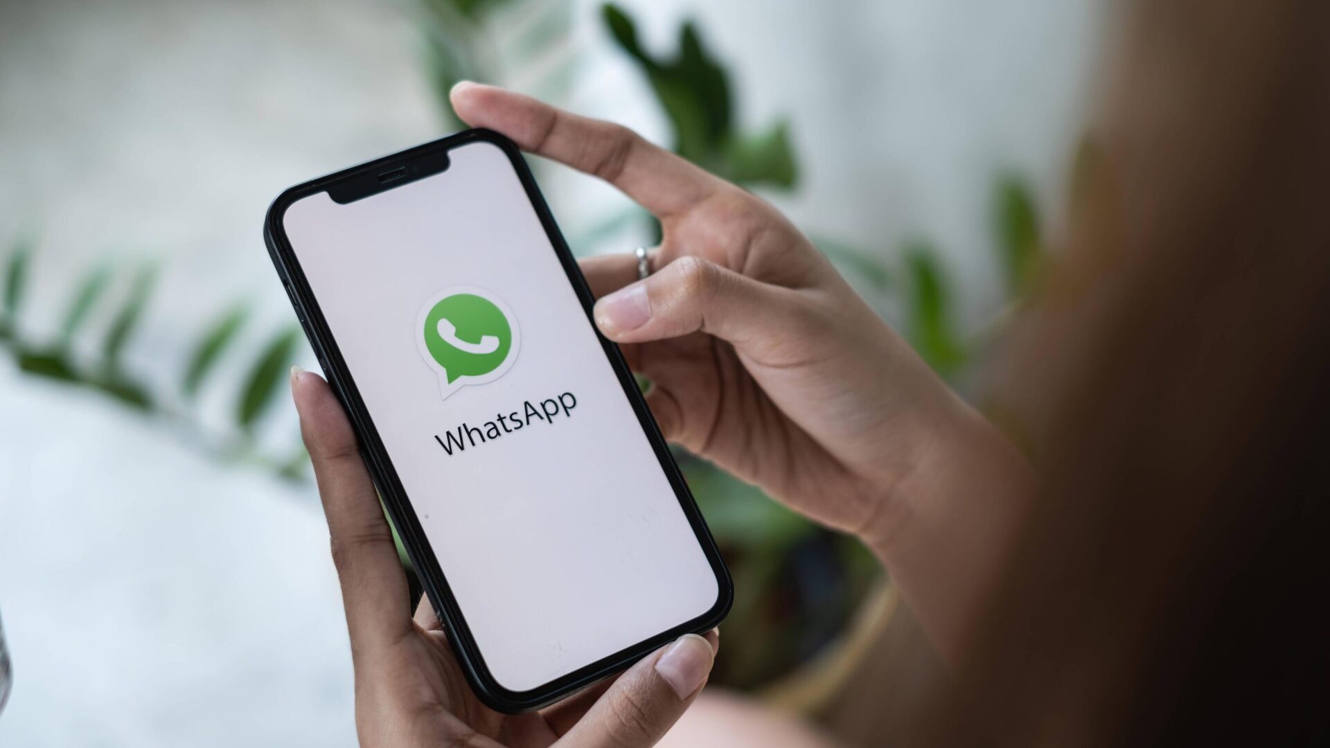 WhatsApp, Durum Güncellemelerini Otomatik Olarak Facebook Hikayelerinde Paylaşmayı Test Ediyor