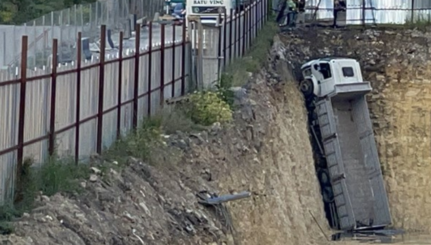 Hafriyat Kamyonu İnşaat Sahasına Düştü