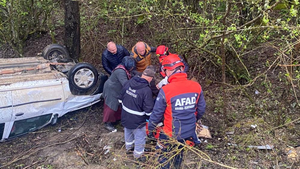 Ailecek Kaza Geçirdiler Anne Yaşamını Yitirdi