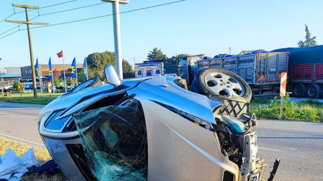 Otomobil Elektrik Direğine Çarptı:3 Kişi Yaralandı