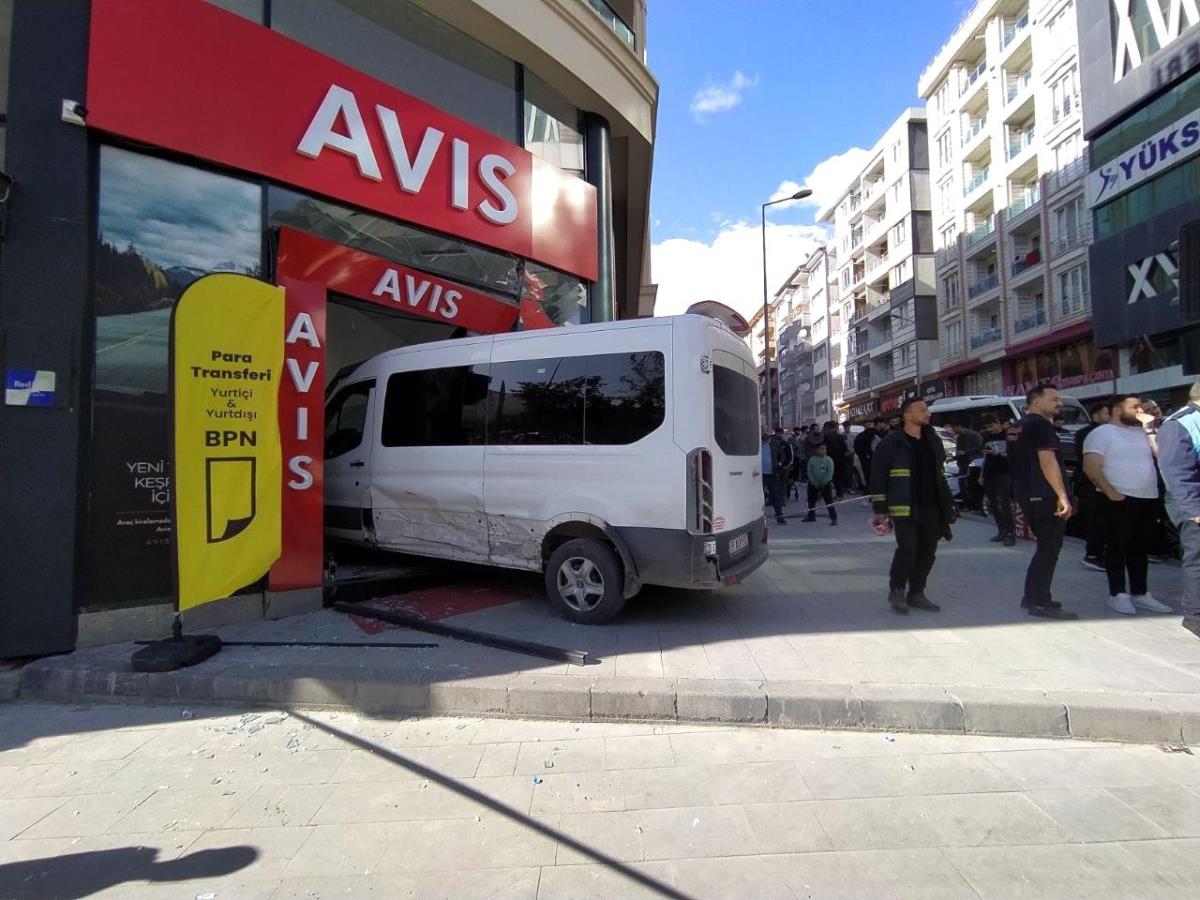 Otomobile Çarpan Minibüs İş Yerine Daldı: 8 Yaralı