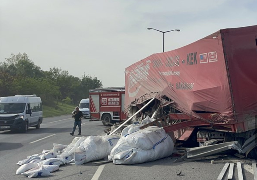 Tır Refüj Bariyelerine Çarparak Makaslama Yaptı