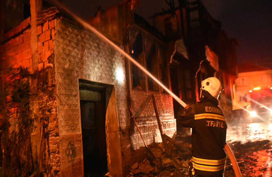 Edirne'deki İki Katlı Binada Yangın Çıktı