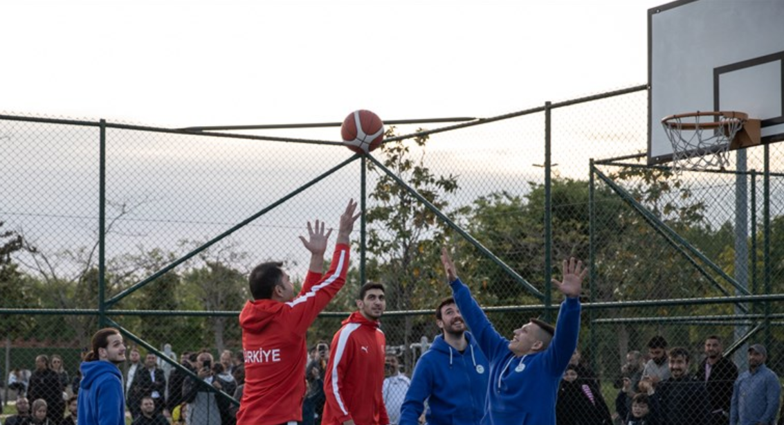 Bakan Kurum Gençlerle Basket Oynadı