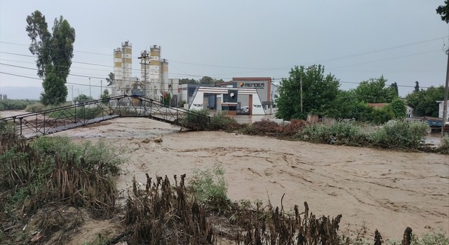 Sağanak Yağış Sonrası Su Baskınları Yaşandı