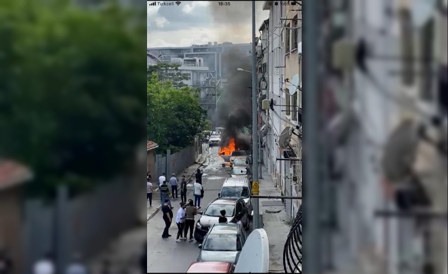 Park Halindeki Otomobil Birden Alev Aldı