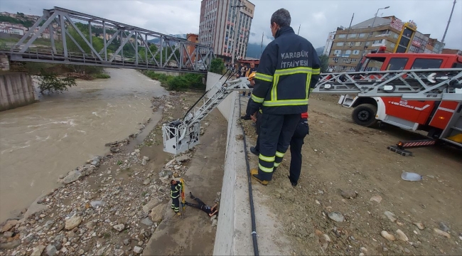 19 Yaşındaki Genç 15 Metre Yükseklikten Beton Zemine Düştü