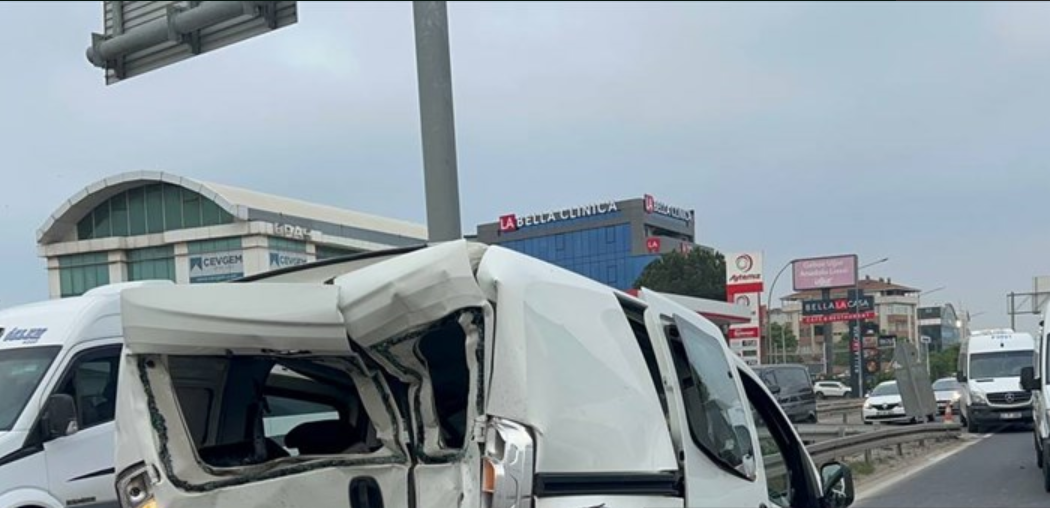 Servis Minibüsü ile Hafif Ticari Araç Çarpıştı: 2 Yaralı