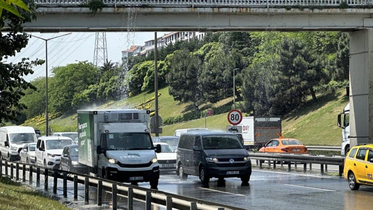 Üst Geçitteki Boru Patladı, Sürücüler Şaştı Kaldı