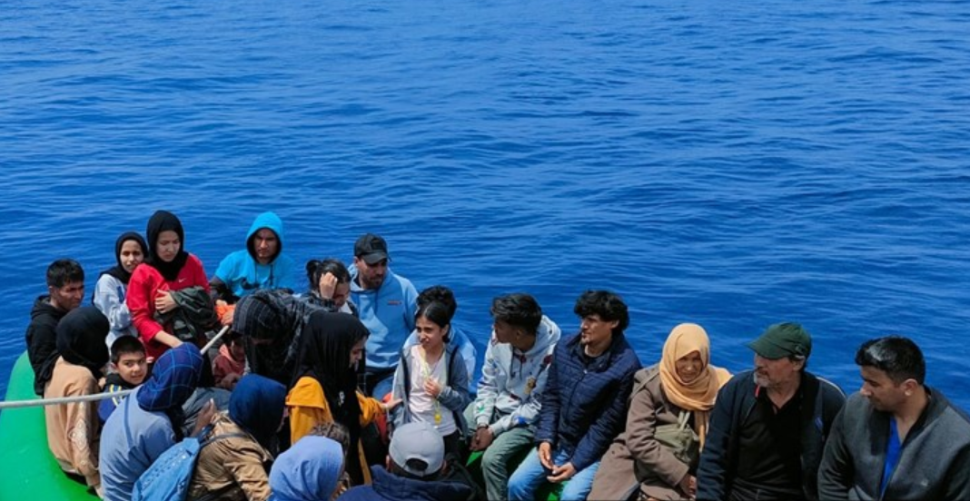 Ekipler Çok Sayıda Düzensiz Göçmeni Kurtardı