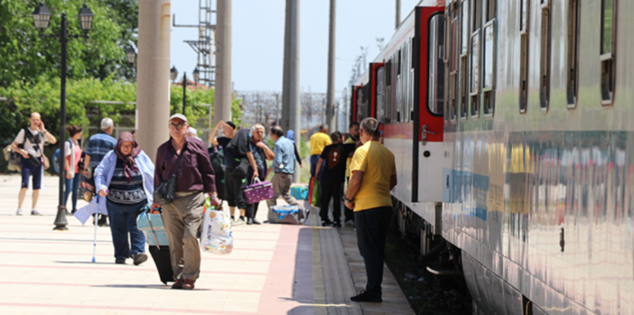 Tren Kullanan Gurbetçiler Araçlarını Da Getiriyor