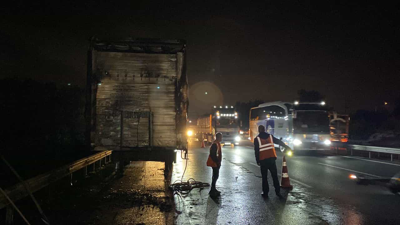 Alev Alan Tır Yandı: Ulaşım Aksadı