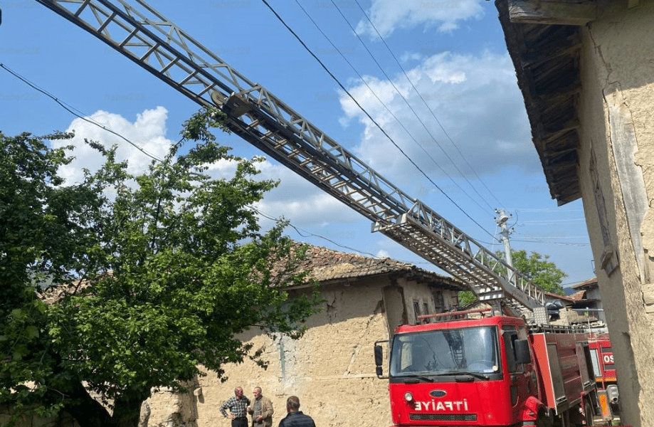 Yanan İki Katlı Ahşap Ev Kontrollü Yıkıldı