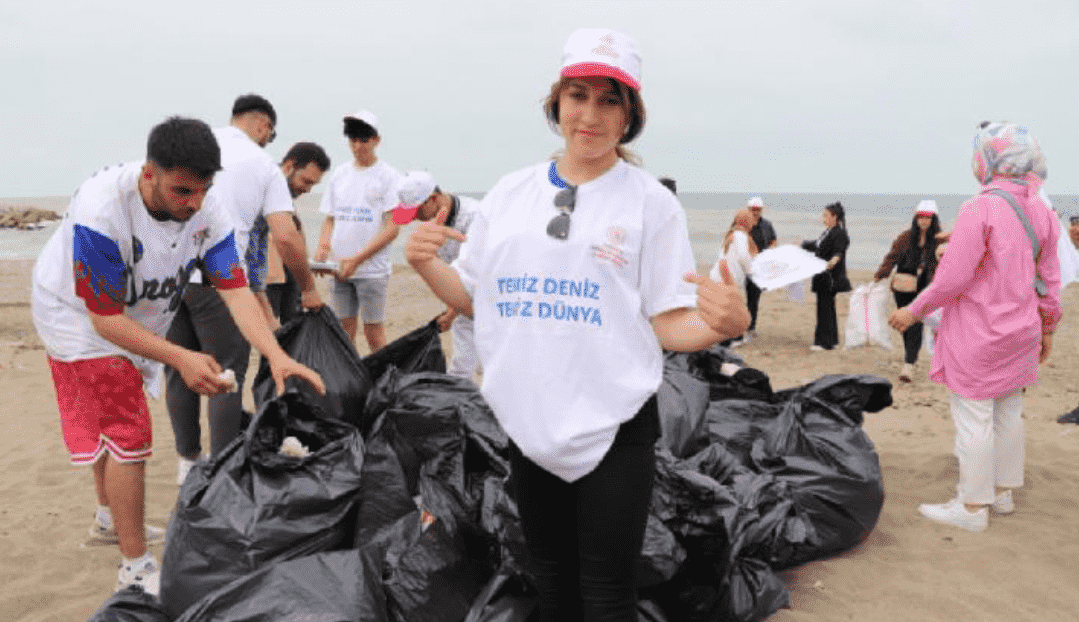 Sakarya'da Çevreci Öğrenciler Sahil Temizliği Yaptı