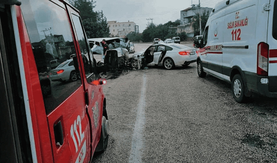 İşçi Servisi İle Otomobilin Çarpıştığı Kazada 1 Kişi Öldü, 9 Kişi Yaralandı