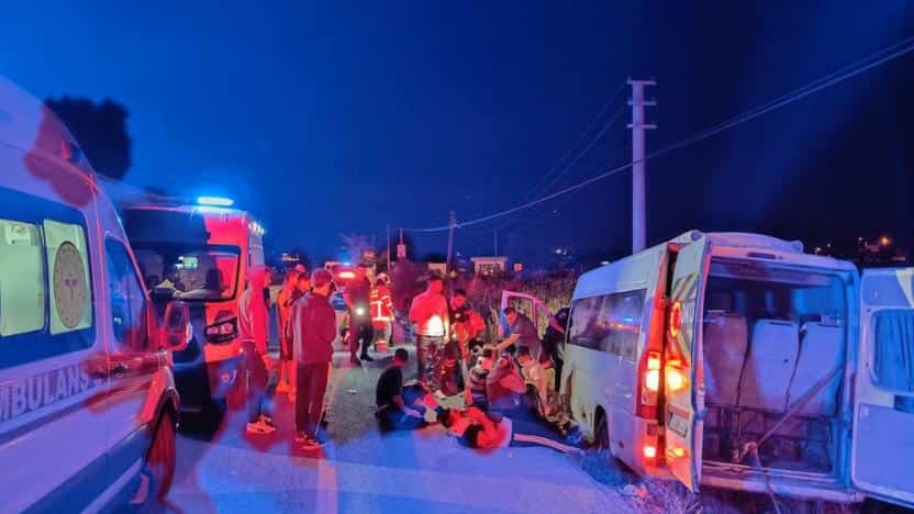 Minibüs Şarampole Devrildi: 14 Kişi Yaralandı