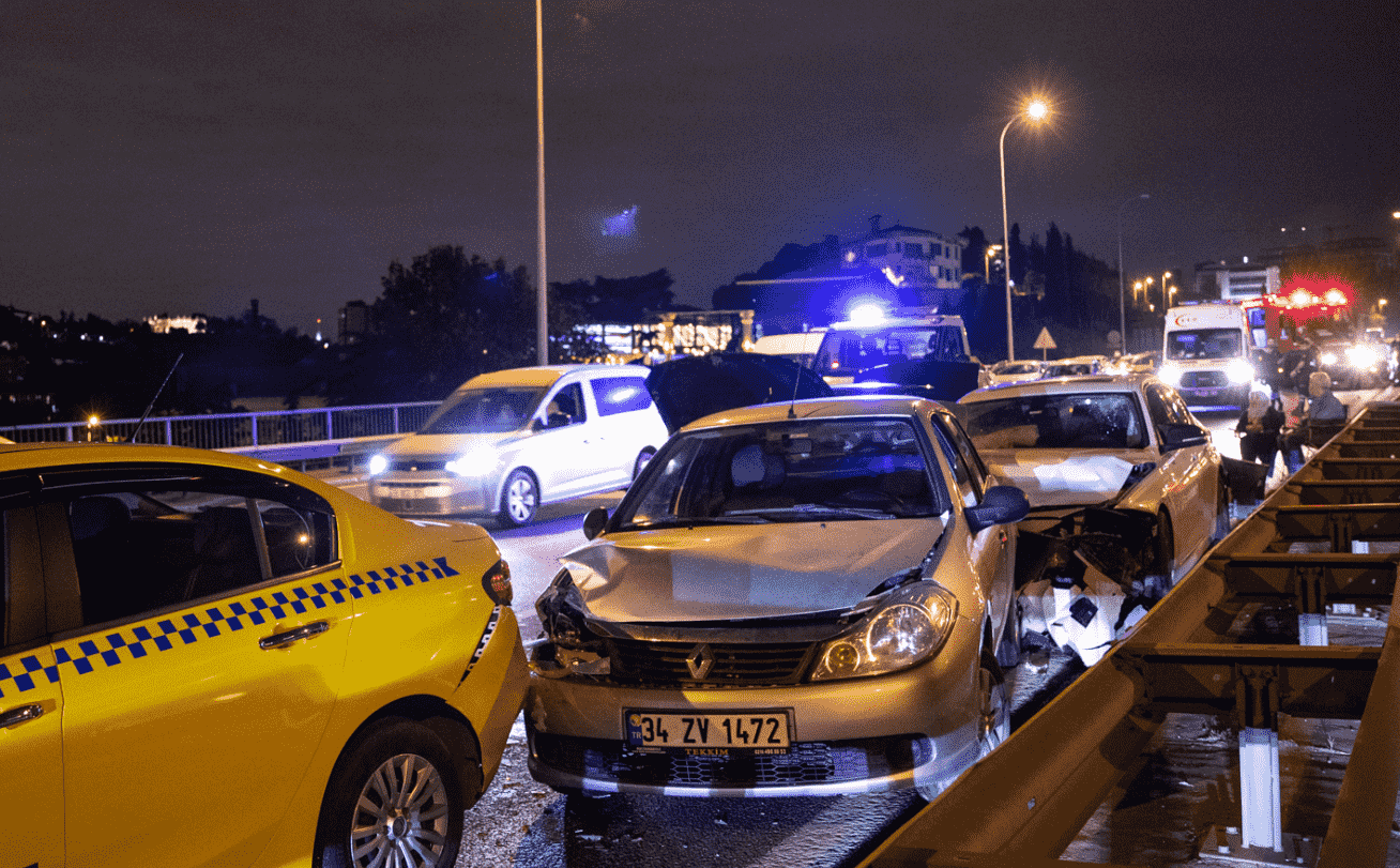 15 Temmuz Şehitler Köprüsü Girişindeki Zincirleme Trafik Kazasında 7 Araçta Hasar Oluştu