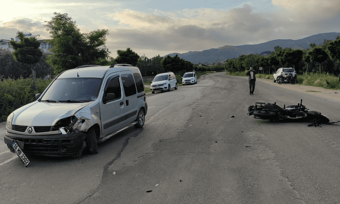 Hafif Ticari Araçla Motosiklet Çarpıştı: 1 Yaralı