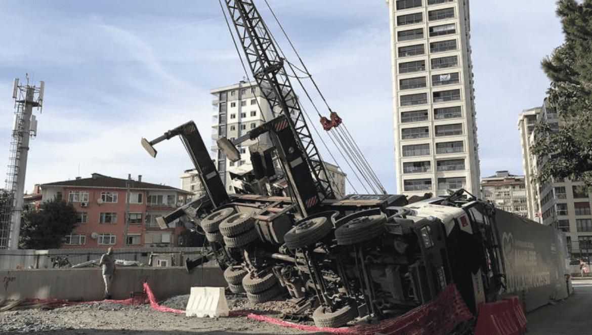 Metro Hattı Şantiyesinde Vinç Devrildi, Operatör Yaralandı