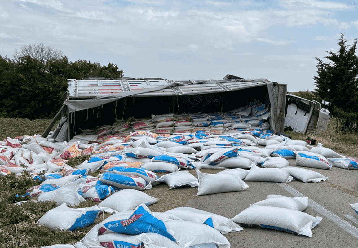 Tekirdağ'da Devrilen Tırın Sürücüsü Yaralandı