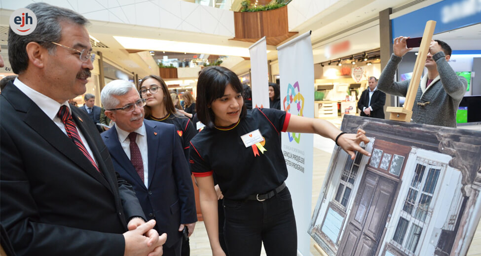 Öğrencilerin Kadrajından 'Hayata Açılan Kapılar' Fotoğraf Sergisi